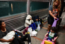 Encuentran en México a 800 migrantes dentro de seis contenedores de refrigeración transportados por tráileres