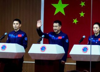 China lanza con éxito la nave con la nueva tripulación a su estación espacial