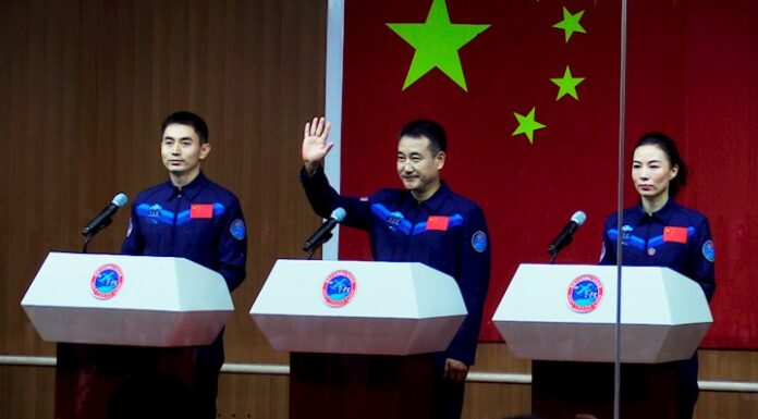 China lanza con éxito la nave con la nueva tripulación a su estación espacial