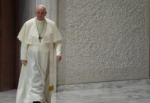 El papa pide que se escuche y no defrauden a los jóvenes que piden cambios