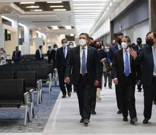 El presidente de Honduras presenta el Aeropuerto Internacional Palmerola