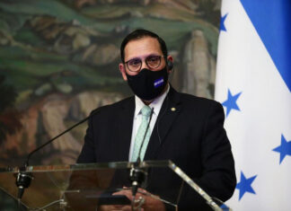 Lisandro Rosales: «Siempre que El Salvador tiene un problema interno traen al debate la Isla Conejo»