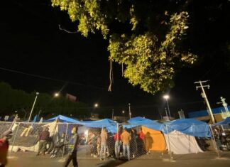 Ponen una valla a campamento migrante en la ciudad mexicana de Tijuana