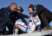 La primera expedición cinematográfica espacial regresa a la Tierra