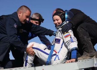 La primera expedición cinematográfica espacial regresa a la Tierra