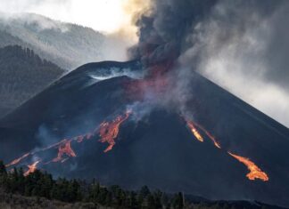 El cono del volcán sufre un nuevo colapso en su momento de más actividad