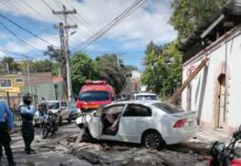 Madre e hija resultan heridas tras caer con su vehículo sobre una casa en barrio La Leona de Tegucigalpa