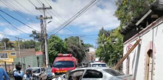 Madre e hija resultan heridas tras caer con su vehículo sobre una casa en barrio La Leona de Tegucigalpa
