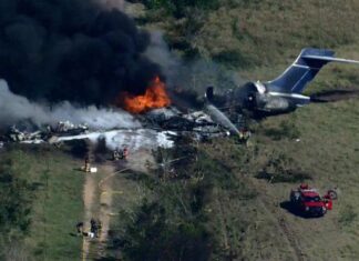 Un avión con 21 personas a bordo se estrella en Texas y todos sobreviven