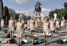 Azafatas de una aerolínea italiana se desnudan en el centro de Roma en protesta por las condiciones de trabajo