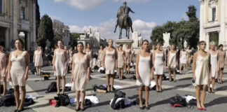 Azafatas de una aerolínea italiana se desnudan en el centro de Roma en protesta por las condiciones de trabajo