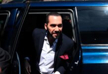 Nayib Bukele se muestra en un fotomontaje como Julio César