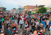 Caravana migrante avanza a paso lento y bajo vigilancia por el sur de México