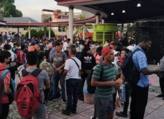 Miles de migrantes inician caravana desde frontera sur de México a la capital