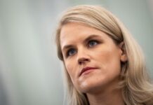 Casi nadie fuera de Facebook sabe lo que pasa dentro, avisa informante