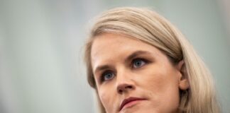 Casi nadie fuera de Facebook sabe lo que pasa dentro, avisa informante