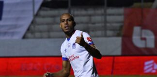 Eddie Hernández podría recibir un duro castigo por intento de agresión contra un árbitro hondureño