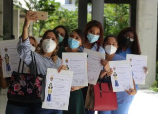 Graduandos de la UNAH-VS denuncian que fueron estafados y que las autoridades universitarias violaron a sus derechos