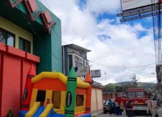 ¡Insólito! con un inflable de juguete el Cuerpo de Bomberos rescata a un hombre que amenazaba con lanzarse de un edificio