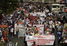 Miles de salvadoreños marchan contra Bukele cuando se acerca a la mitad de su mandato