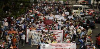 Miles de salvadoreños marchan contra Bukele cuando se acerca a la mitad de su mandato