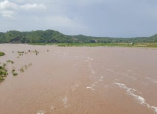 Cuatro personas se encuentran atrapadas en unas cañeras por la crecida del Río Ulúa en Villanueva, Cortés