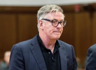 Jefa de guion demanda a Alec Baldwin por disparo durante rodaje de «Rust»