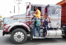 Caravana migrante sigue su paso por el sur de México en camiones y a pie