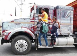Caravana migrante sigue su paso por el sur de México en camiones y a pie