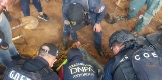 Decomisan 93 fardos de supuesta cocaína que se encontraban enterrados en Atlántida