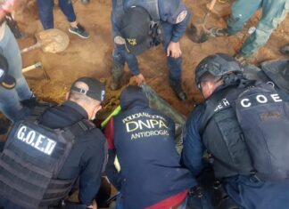 Decomisan 93 fardos de supuesta cocaína que se encontraban enterrados en Atlántida