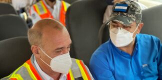 Hernández muestra a diplomáticos desarrollo de Honduras en infraestructuras