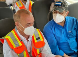 Hernández muestra a diplomáticos desarrollo de Honduras en infraestructuras