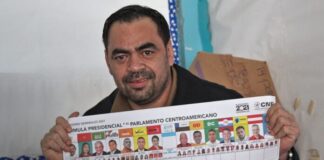 Milton Benítez ejerce el sufragio por Xiomara Castro