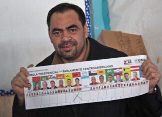 Milton Benítez ejerce el sufragio por Xiomara Castro