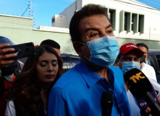 Nasralla vota en Tegucigalpa y denuncia ante la prensa la caída web del CNE