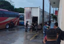 México descubre migrantes hacinados en dos tráileres, entre ellos hondureños