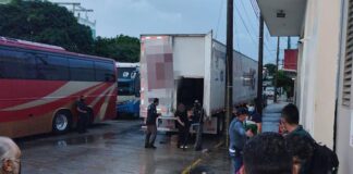 México descubre migrantes hacinados en dos tráileres, entre ellos hondureños