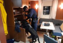 Policía decomisa seis paquetes de supuesta cocaína en barco carguero en Islas de la Bahía