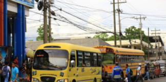 Transportistas realizan un paro de labores esta tarde en SPS exigiendo un aumento de tarifa