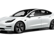 El nuevo Tesla Model 3 está exhibido en la plaza central de La Galería, Tegucigalpa