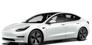El nuevo Tesla Model 3 está exhibido en la plaza central de La Galería, Tegucigalpa