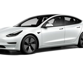 El nuevo Tesla Model 3 está exhibido en la plaza central de La Galería, Tegucigalpa