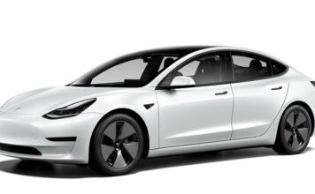 El nuevo Tesla Model 3 está exhibido en la plaza central de La Galería, Tegucigalpa