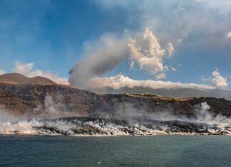 La lava del volcán de La Palma llega al mar por un tercer punto