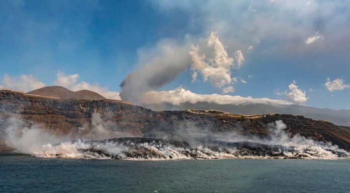 La lava del volcán de La Palma llega al mar por un tercer punto