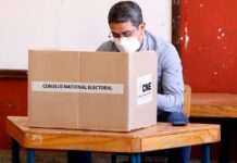 Hernández vota «contento» por última vez como presidente de Honduras