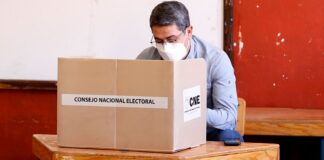 Hernández vota «contento» por última vez como presidente de Honduras