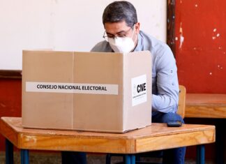 Hernández vota «contento» por última vez como presidente de Honduras