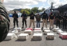 Incautan 375 kilos de cocaína, dos lanchas y detienen una persona en Atlantida, Honduras